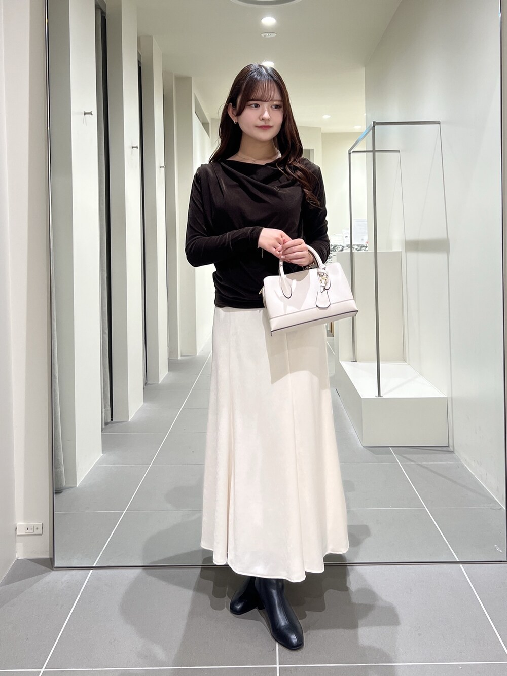 ブラウン系のTシャツ/カットソー、ホワイト系のスカート、ホワイト系のトートバッグを着用したレディースの夏コーディネートの5枚目の写真
