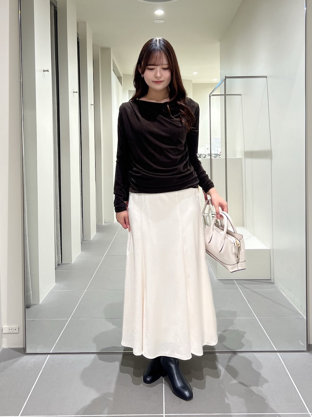ブラウン系のTシャツ/カットソー、ホワイト系のスカート、ホワイト系のトートバッグを着用したレディースの夏コーディネートの4枚目の写真