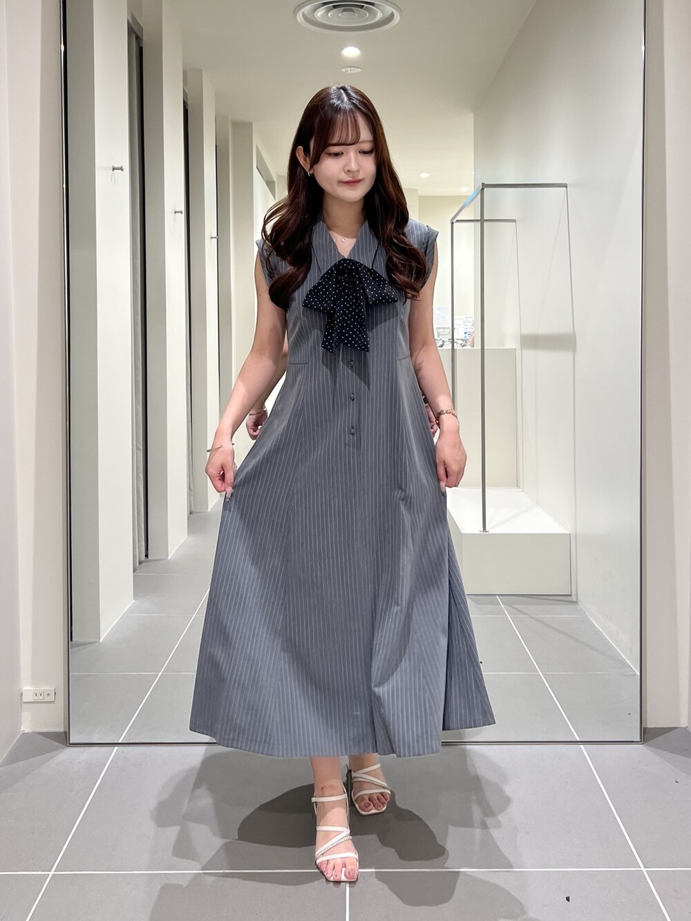 グレー系のワンピースを着用したレディースの夏コーディネートの6枚目の写真