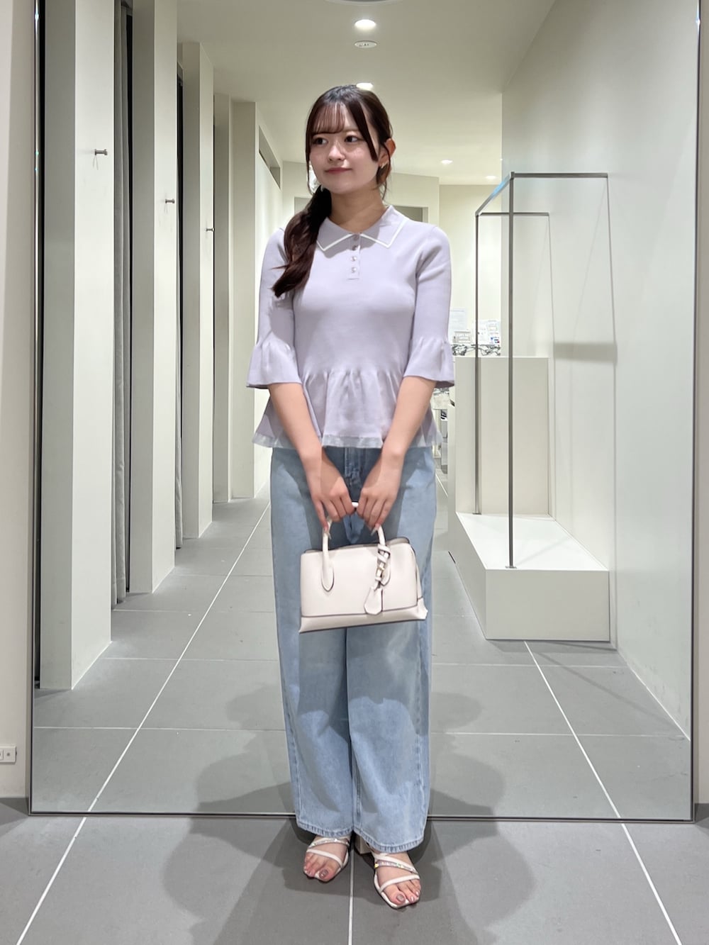 グレー系のニット/セーター、ブルー系のデニムパンツ、ホワイト系のトートバッグを着用したレディースの夏コーディネートの7枚目の写真