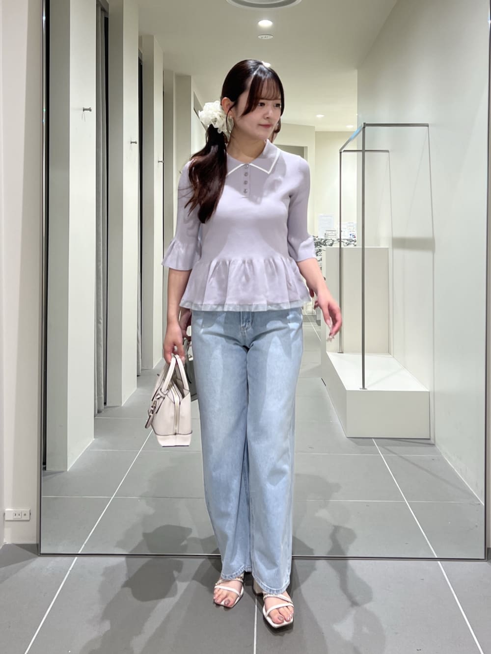 グレー系のニット/セーター、ブルー系のデニムパンツ、ホワイト系のトートバッグを着用したレディースの夏コーディネートの5枚目の写真