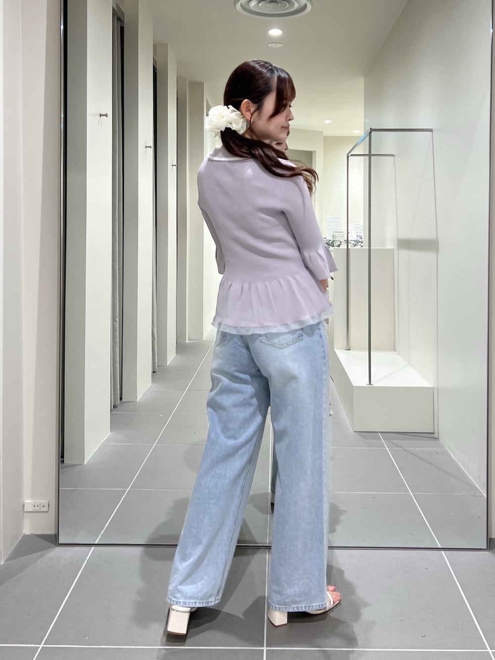 グレー系のニット/セーター、ブルー系のデニムパンツ、ホワイト系のトートバッグを着用したレディースの夏コーディネートの6枚目の写真