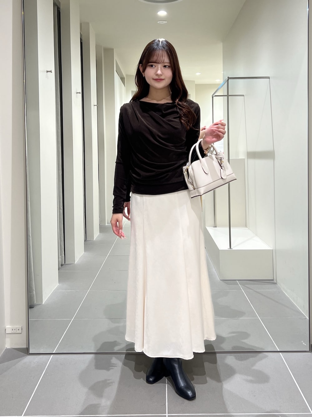 ブラウン系のTシャツ/カットソー、ホワイト系のスカート、ホワイト系のトートバッグを着用したレディースの夏コーディネートの2枚目の写真