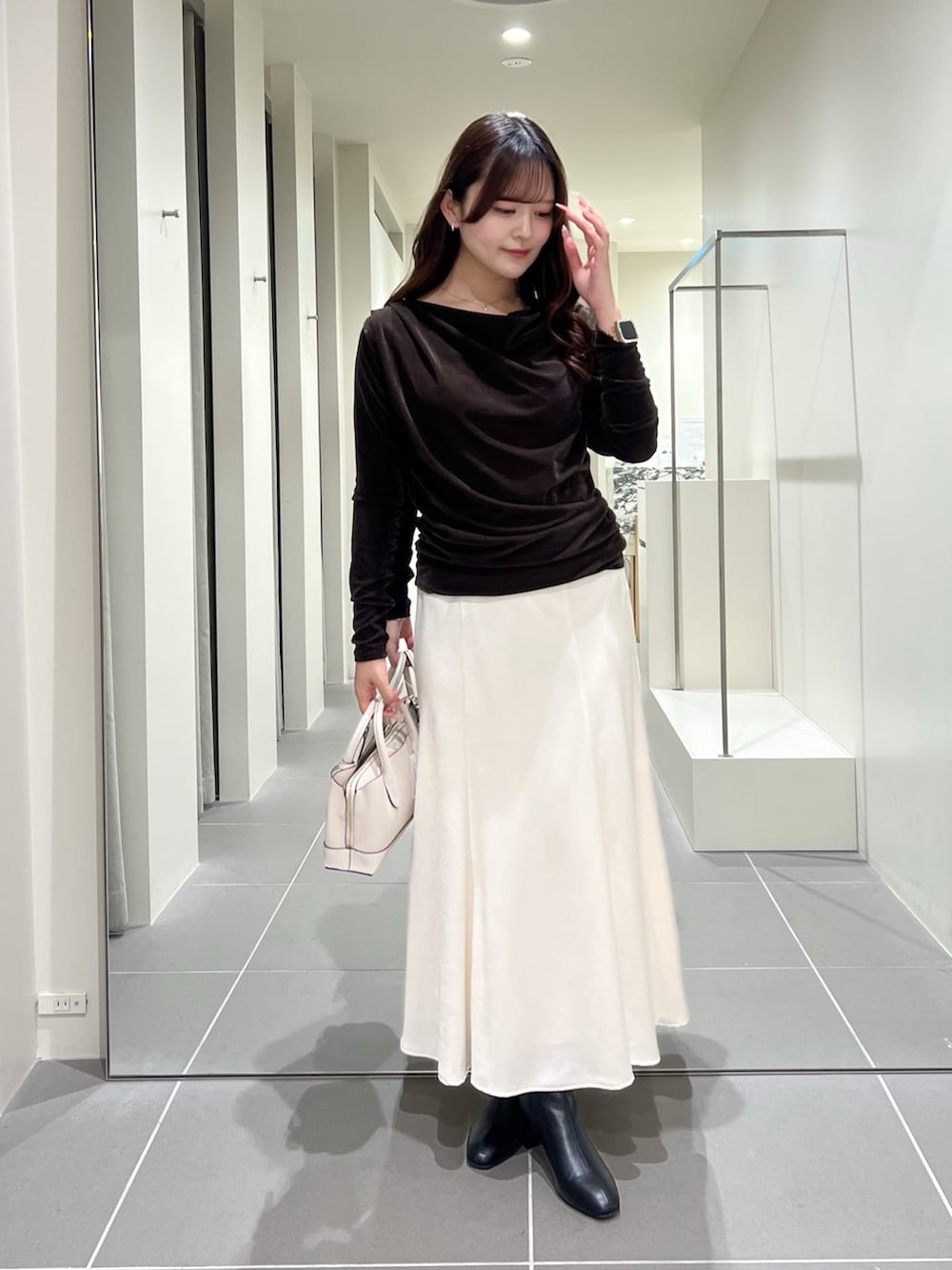 ブラウン系のTシャツ/カットソー、ホワイト系のスカート、ホワイト系のトートバッグを着用したレディースの夏コーディネートの3枚目の写真