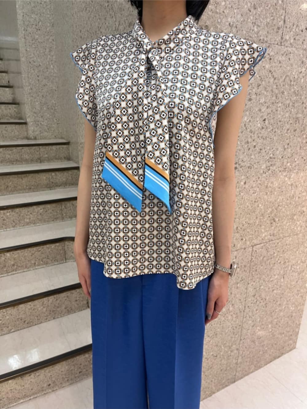 ブルー系のシャツ/ブラウス、ブルー系のその他パンツ、シルバー系のベルトを着用したレディースの夏コーディネートの3枚目の写真