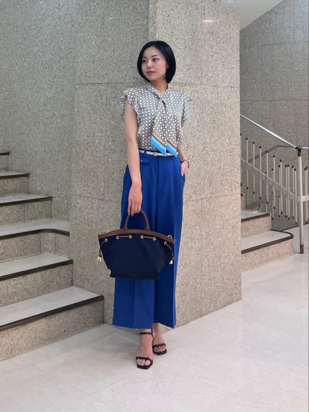 ブルー系のシャツ/ブラウス、ブルー系のその他パンツ、シルバー系のベルトを着用したレディースの夏コーディネートの2枚目の写真