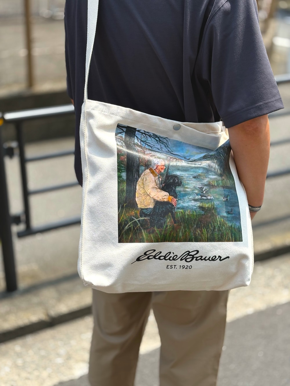 ホワイト系のトートバッグ、グレー系のTシャツ/カットソー、ベージュ系のその他パンツを着用したメンズの夏コーディネートの3枚目の写真