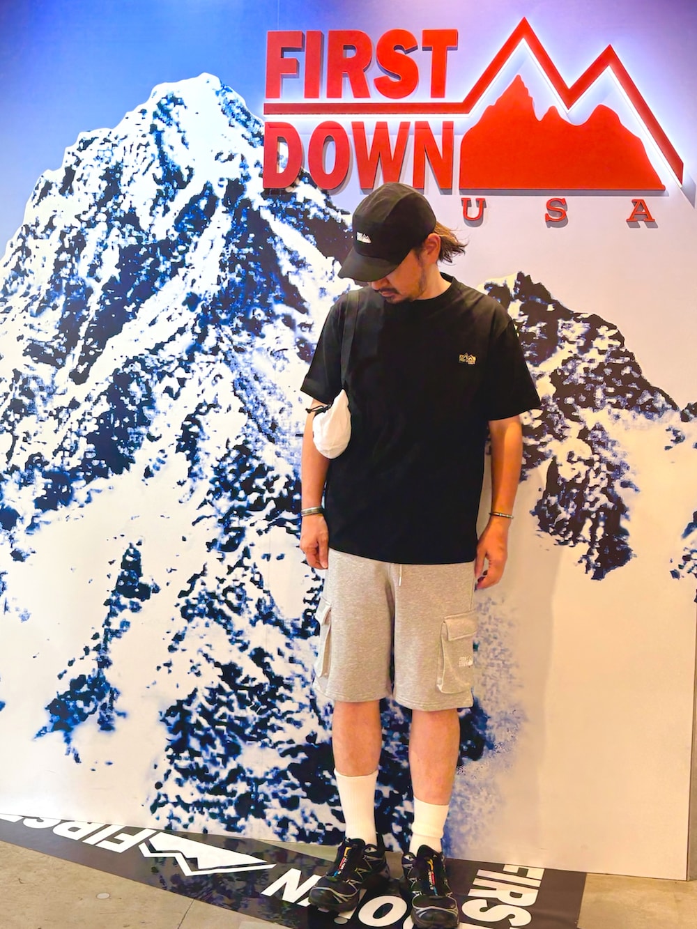 ブラック系のTシャツ/カットソー、グレー系のその他パンツ、ホワイト系のボディバッグ/ウエストポーチを着用したメンズの夏コーディネートの2枚目の写真