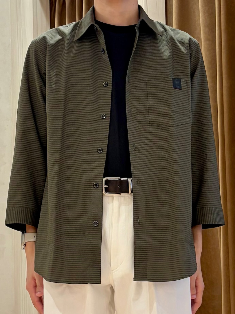 グリーン系のシャツ/ブラウス、ブラウン系のTシャツ/カットソー、ホワイト系のデニムパンツを着用したメンズの夏コーディネートの4枚目の写真