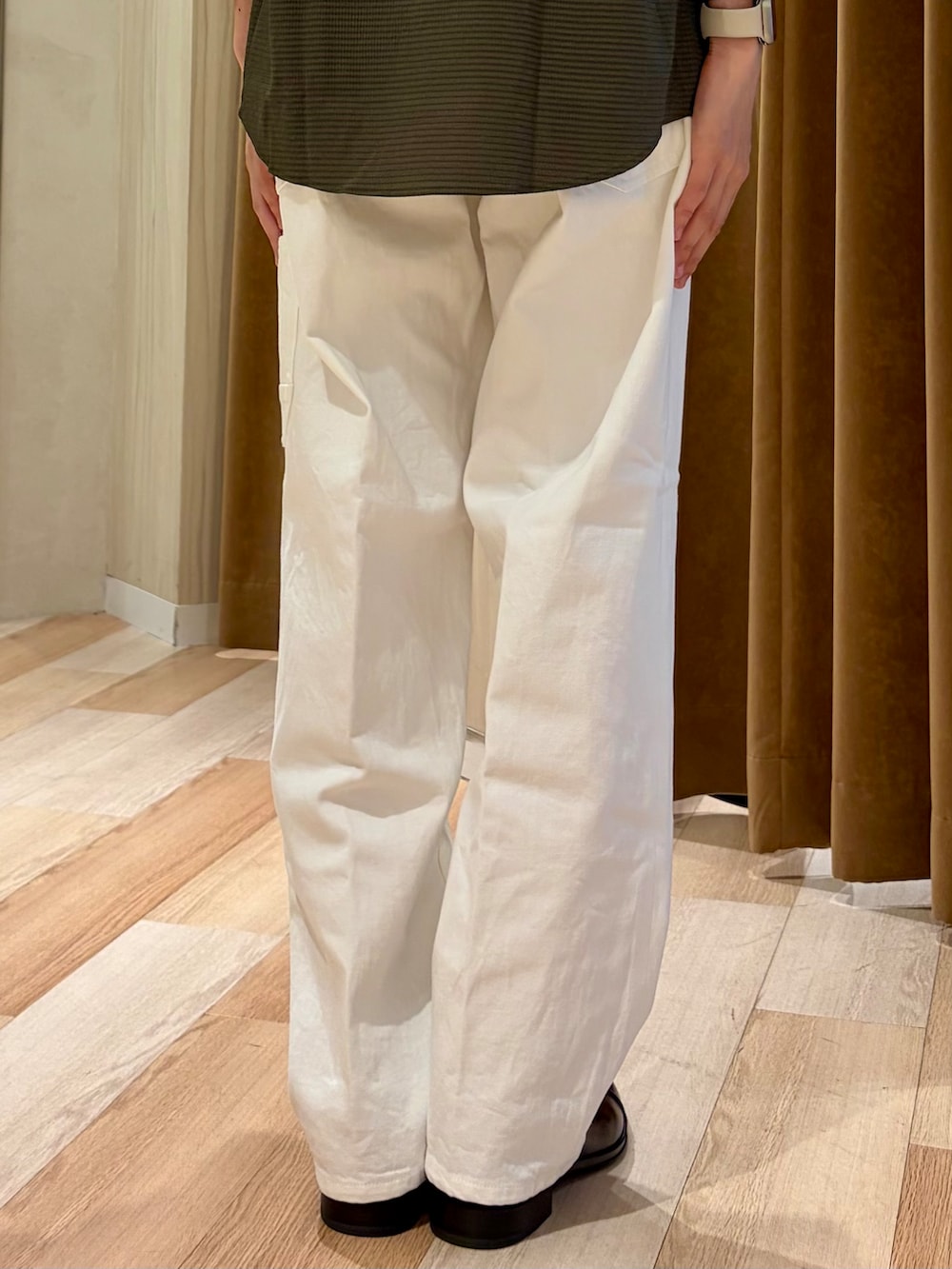 グリーン系のシャツ/ブラウス、ブラウン系のTシャツ/カットソー、ホワイト系のデニムパンツを着用したメンズの夏コーディネートの10枚目の写真