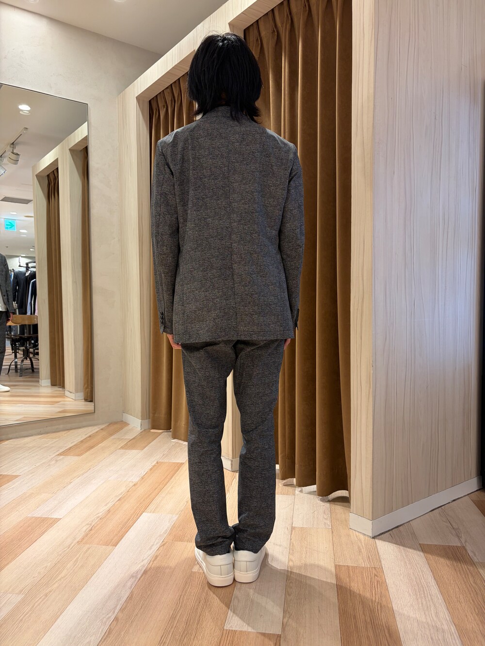 ブラック系のテーラードジャケット、ブラック系のスラックス、ホワイト系のTシャツ/カットソーを着用したメンズの夏コーディネートの3枚目の写真