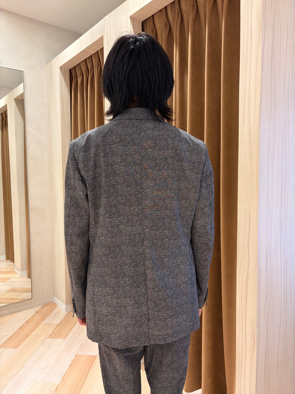 ブラック系のテーラードジャケット、ブラック系のスラックス、ホワイト系のTシャツ/カットソーを着用したメンズの夏コーディネートの6枚目の写真