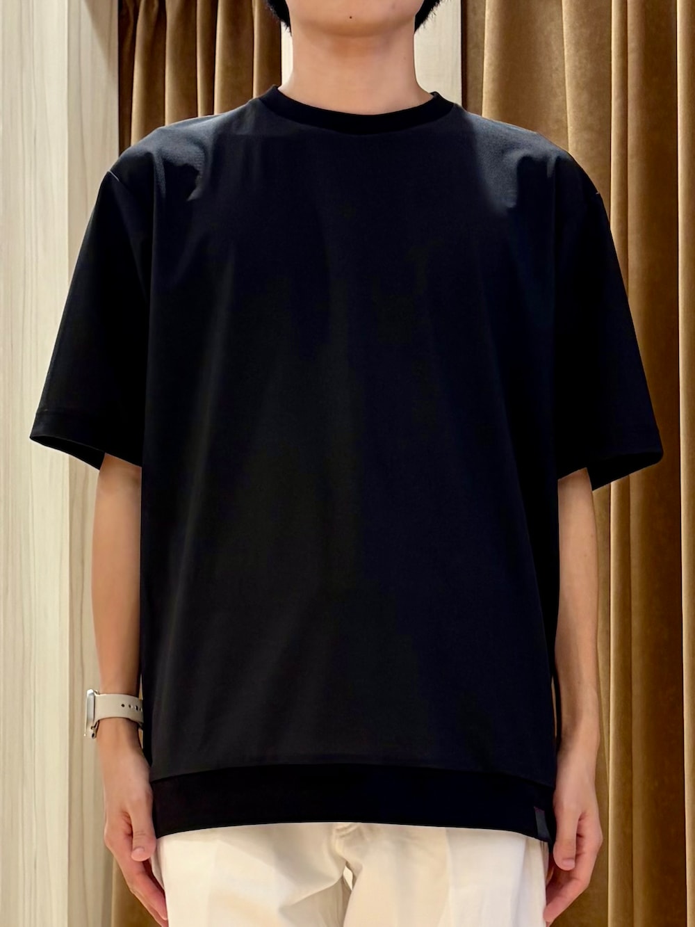 グリーン系のシャツ/ブラウス、ブラウン系のTシャツ/カットソー、ホワイト系のデニムパンツを着用したメンズの夏コーディネートの5枚目の写真