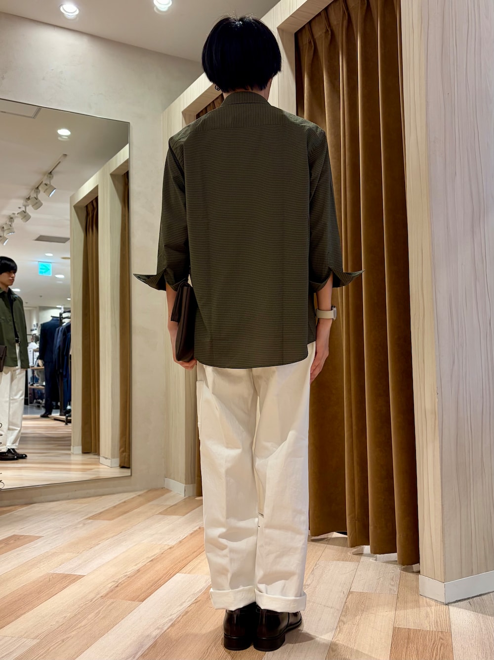 グリーン系のシャツ/ブラウス、ブラウン系のTシャツ/カットソー、ホワイト系のデニムパンツを着用したメンズの夏コーディネートの3枚目の写真