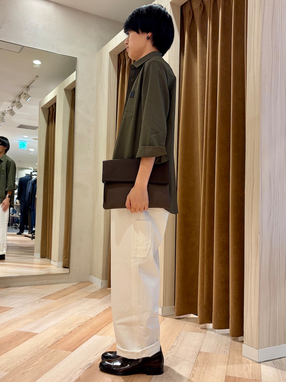 グリーン系のシャツ/ブラウス、ブラウン系のTシャツ/カットソー、ホワイト系のデニムパンツを着用したメンズの夏コーディネートの2枚目の写真