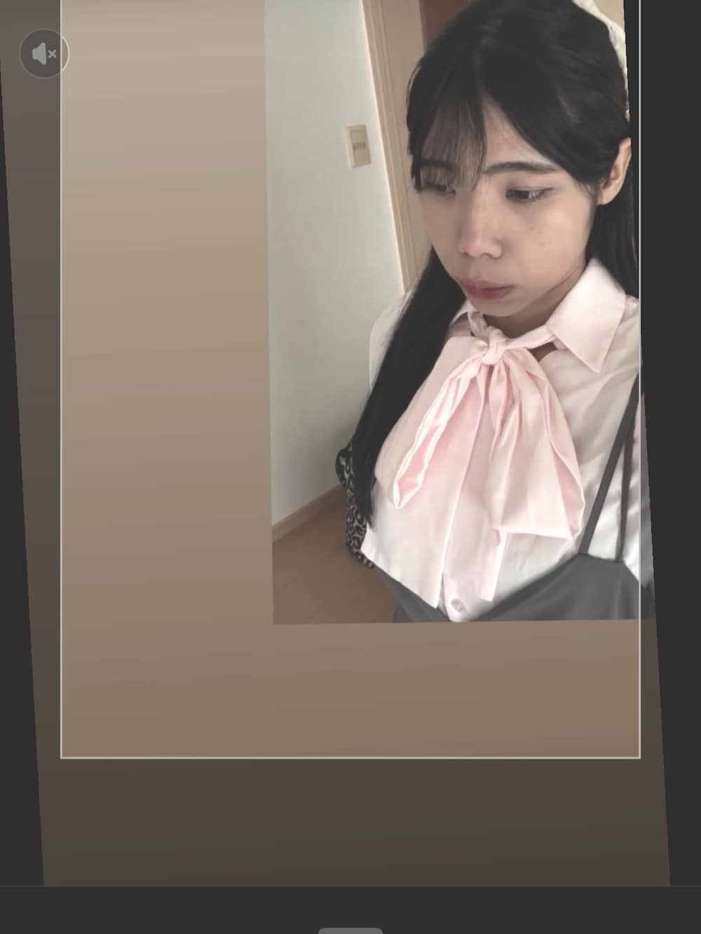 ピンク系のシャツ/ブラウスを着用したレディースの秋コーディネートの2枚目の写真