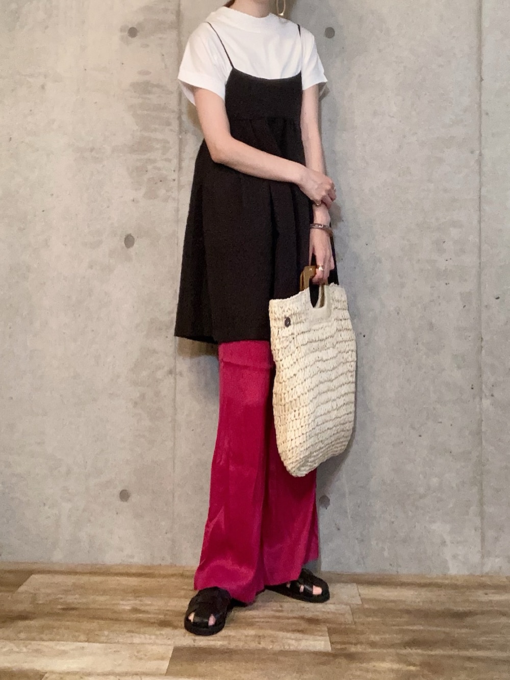 ホワイト系のTシャツ/カットソー、ブラック系のワンピース、ベージュ系のかごバッグを着用したレディースの夏コーディネートの2枚目の写真