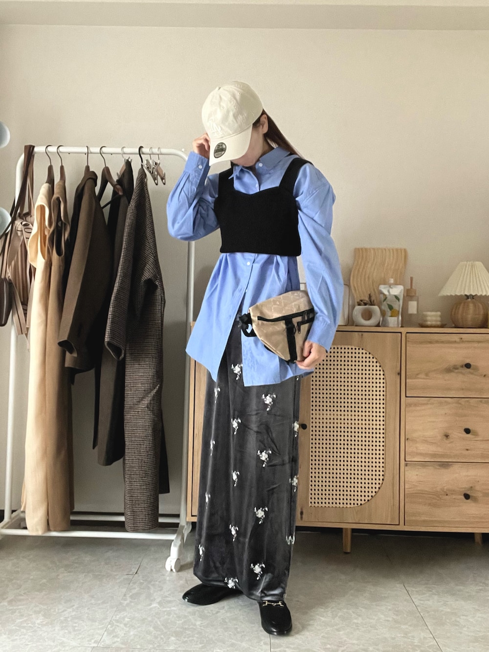 ブルー系のシャツ/ブラウス、グレー系のスカート、その他のショルダーバッグを着用したレディースの秋コーディネートの2枚目の写真