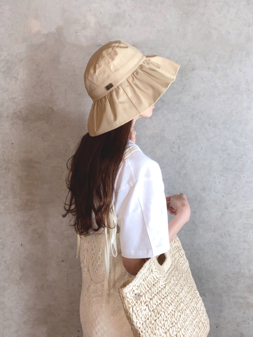 ホワイト系のTシャツ/カットソー、ホワイト系のワンピース、ベージュ系のかごバッグを着用したレディースの春コーディネートの3枚目の写真