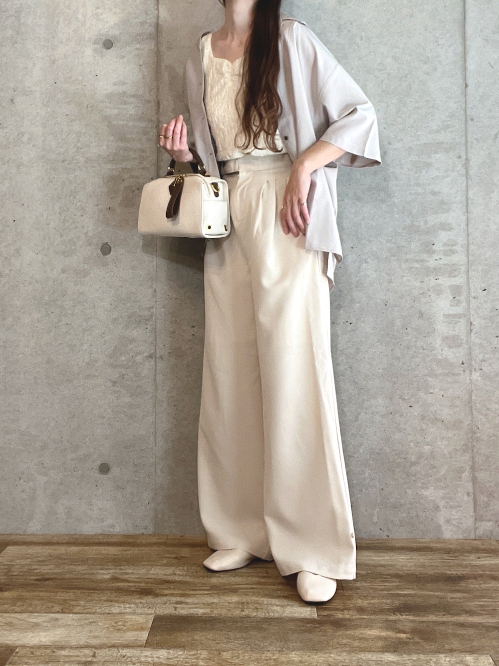 ベージュ系のシャツ/ブラウス、ホワイト系のその他パンツ、ベージュ系のボストンバッグを着用したレディースの春コーディネートの2枚目の写真