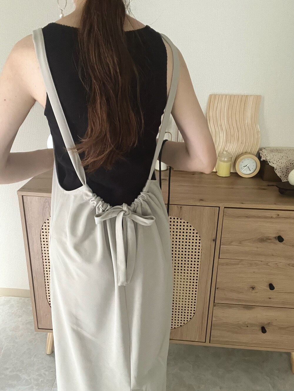 ブラック系のタンクトップ、ベージュ系のワンピース、ブラック系のバレエシューズを着用したレディースの夏コーディネートの3枚目の写真