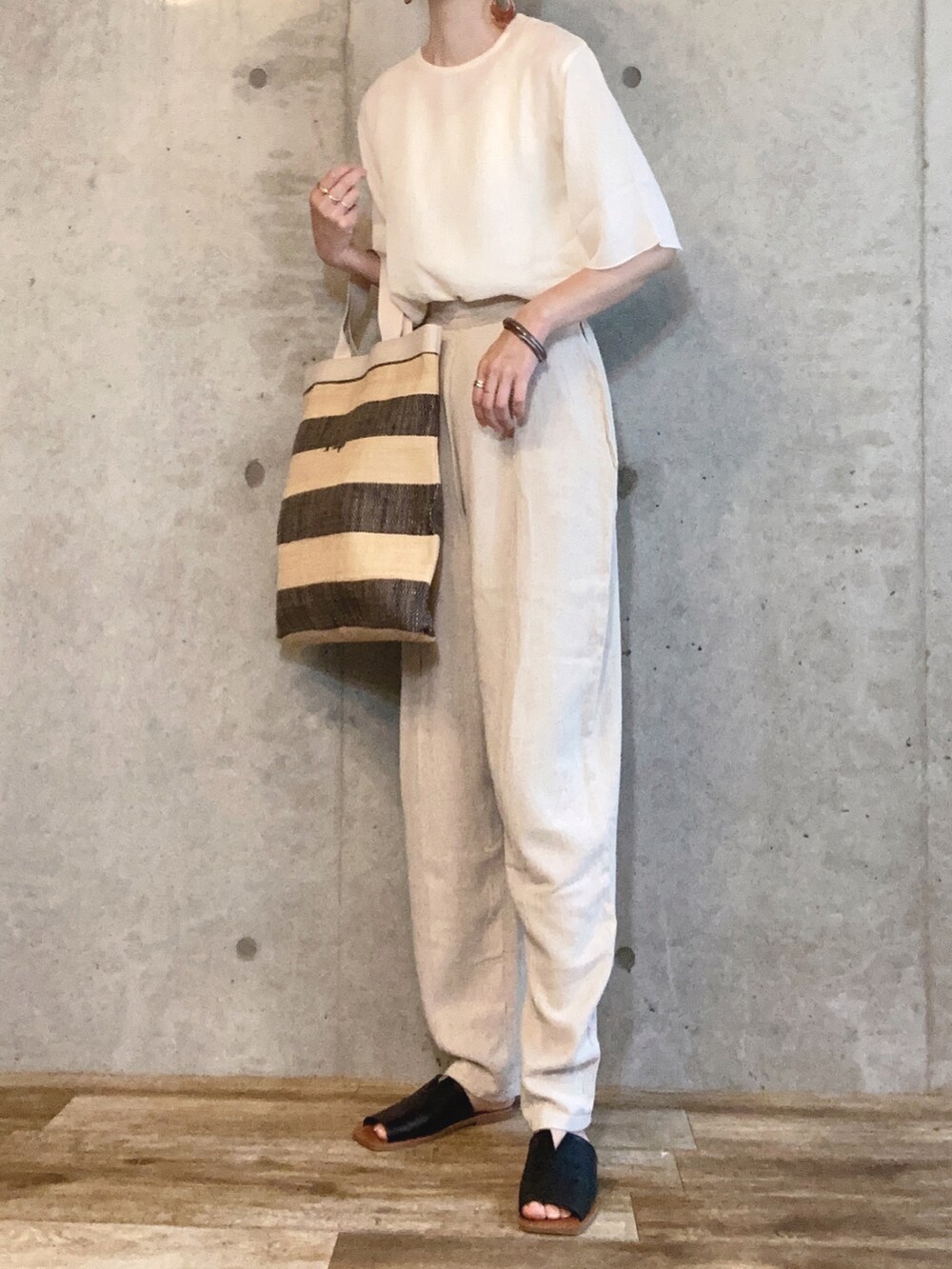 「selectmoca、夏コーデ、ゆったりコーデ、オトナカワイイ、ootd、高身長女子、高身長コーデ、シンプルコーデ、パンツコーデ、体型カバー、ブラウス、サンダル、シンプル、休日スタイル」|「select MOCAの2023 SS 楊柳シフォンハーフスリーブブラウス(シャツ/ブラウス、ホワイト系)」を使った、エリーさん(レディース・163cm)の夏コーディネートの2枚目の写真