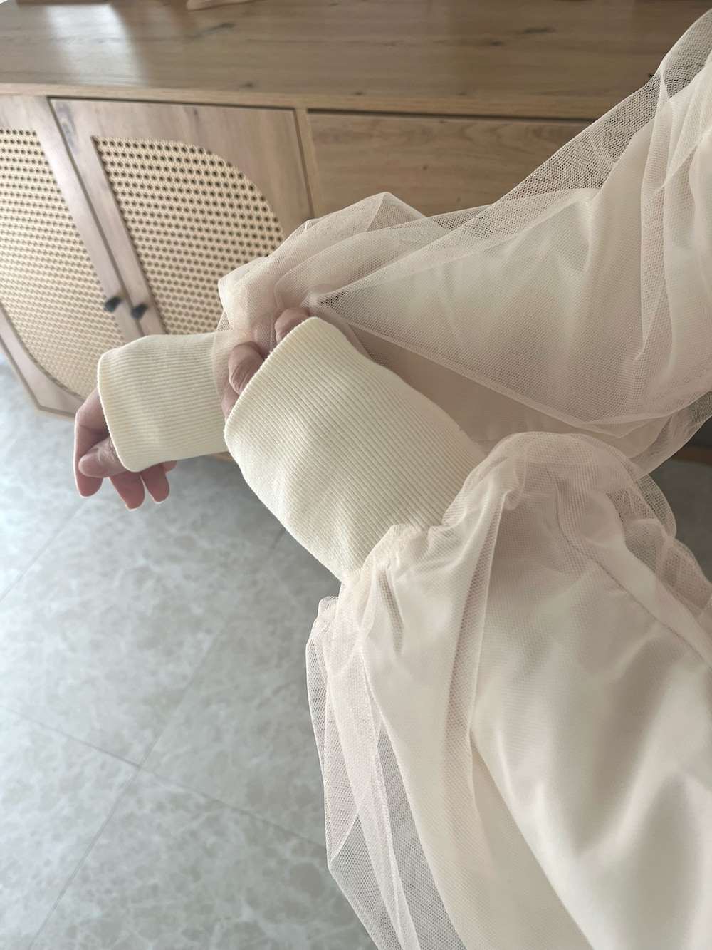 ホワイト系のブルゾン、ホワイト系のニット/セーター、ホワイト系のワンピースを着用したレディースの春コーディネートの4枚目の写真