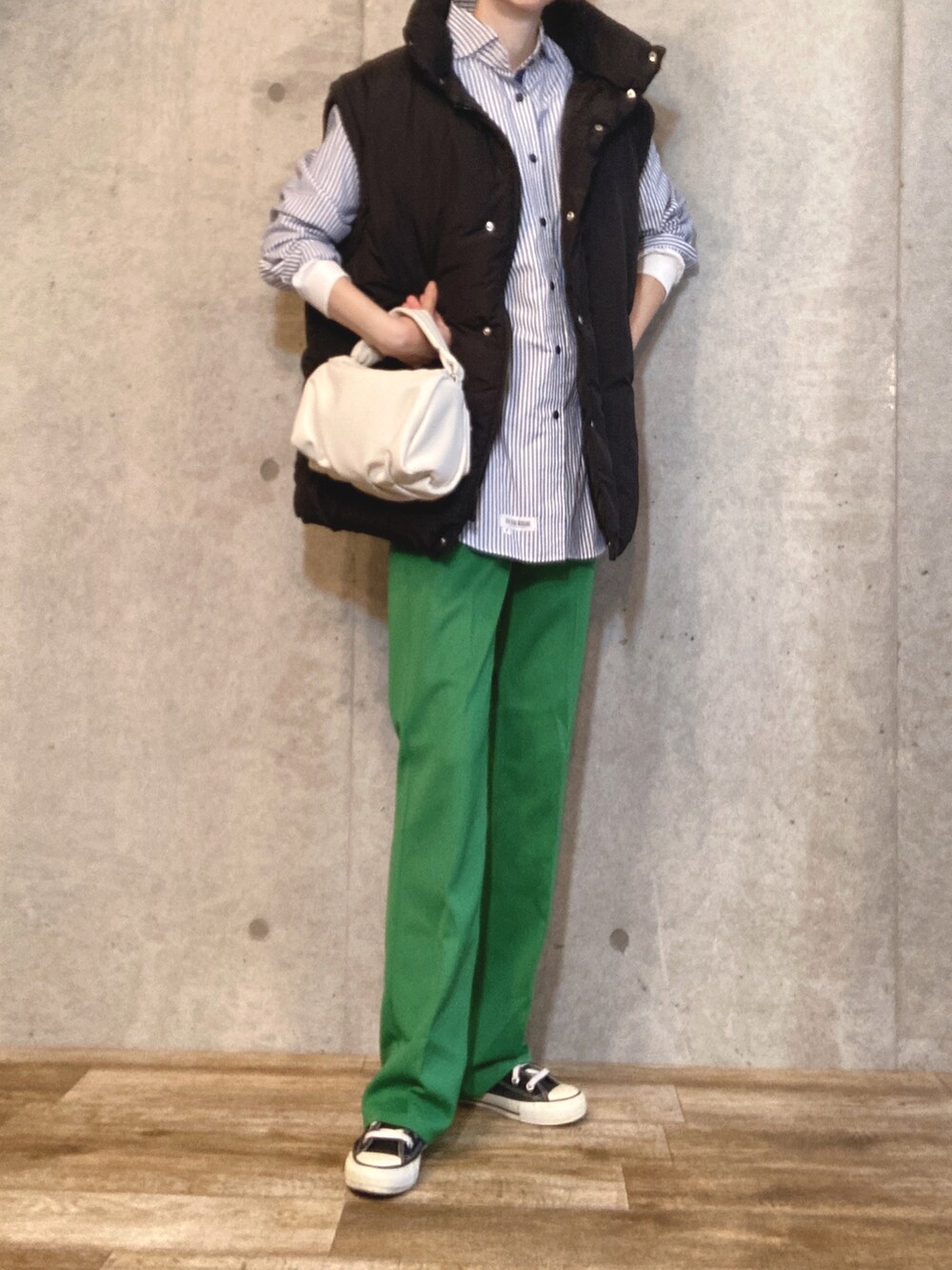 ブラック系のダウンジャケット/コート、ホワイト系のTシャツ/カットソー、グリーン系のその他パンツを着用したレディースの冬コーディネートの2枚目の写真