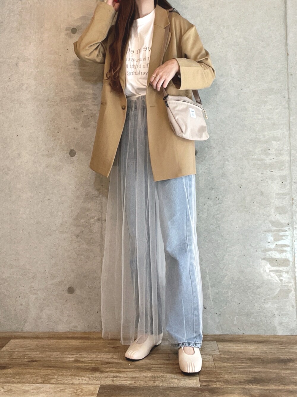 その他のショルダーバッグ、ホワイト系のスカート、ブルー系のデニムパンツを着用したレディースの春コーディネートの3枚目の写真