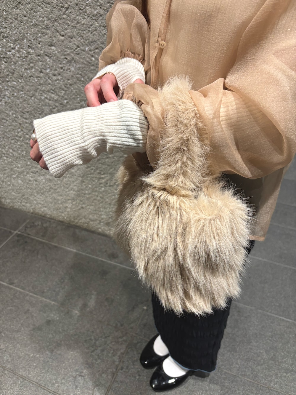 ホワイト系のニット/セーター、ベージュ系のシャツ/ブラウス、ブラック系のスカートを着用したレディースの秋コーディネートの4枚目の写真