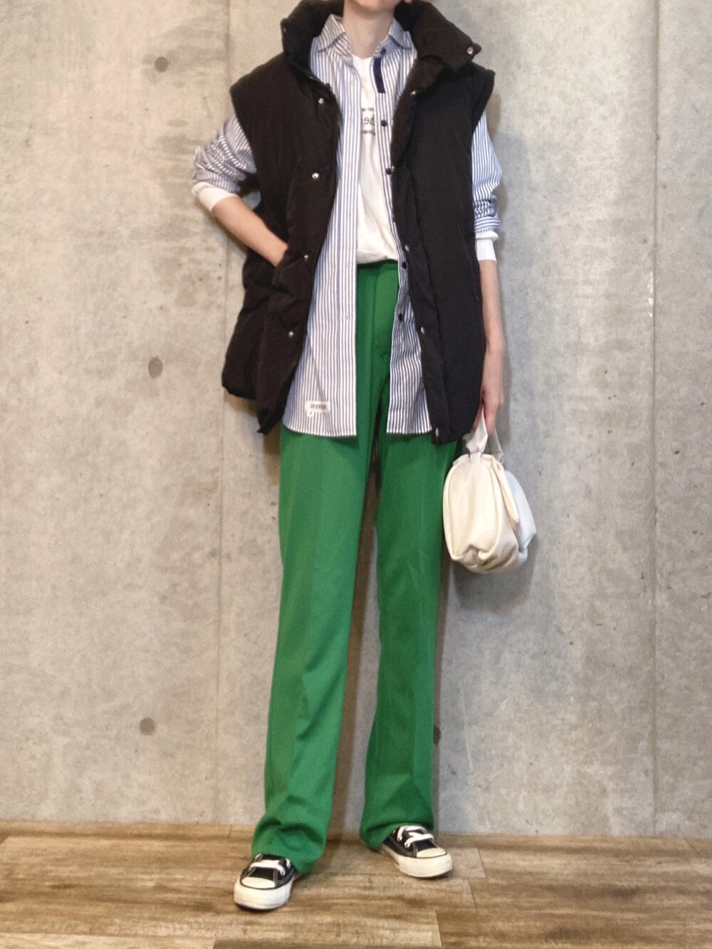 ブラック系のダウンジャケット/コート、ホワイト系のTシャツ/カットソー、グリーン系のその他パンツを着用したレディースの冬コーディネートの3枚目の写真