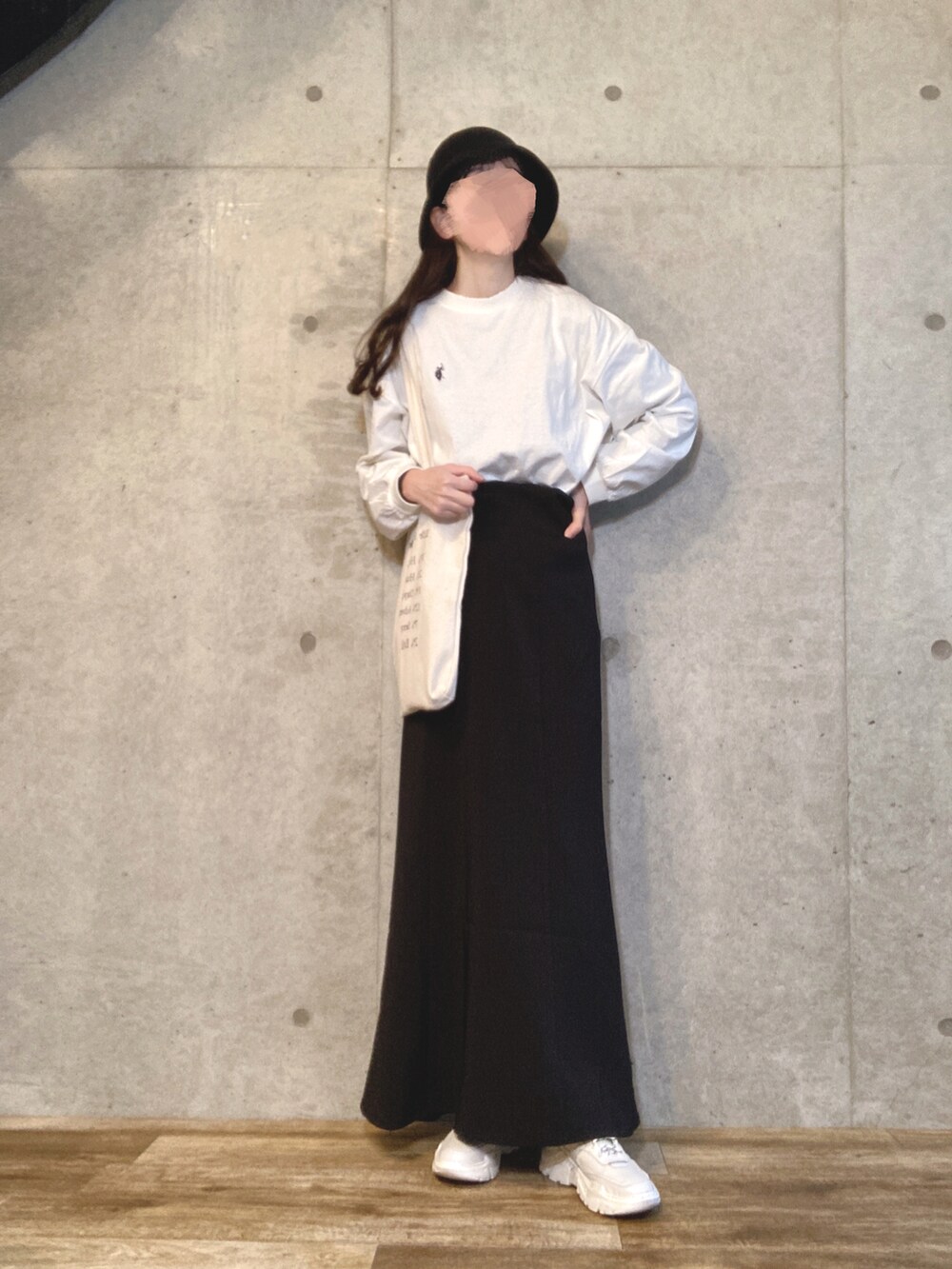 ホワイト系のTシャツ/カットソー、ブラック系のスカート、ホワイト系のトートバッグを着用したレディースの春コーディネートの2枚目の写真