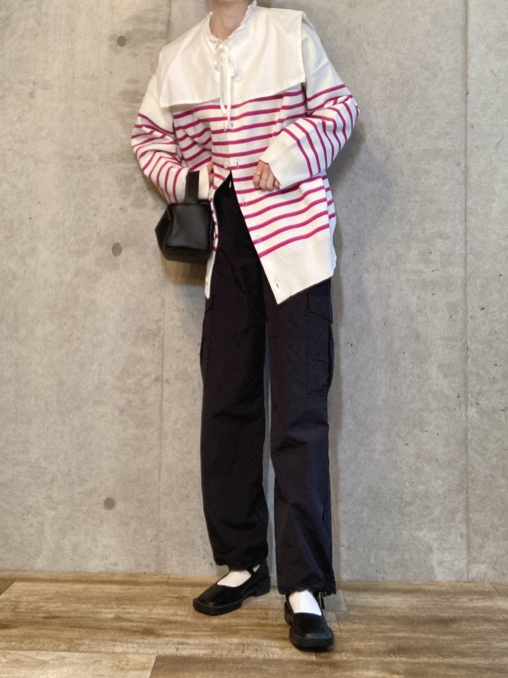 ホワイト系のシャツ/ブラウス、ピンク系のカーディガン/ボレロ、ブラック系のショルダーバッグを着用したレディースの冬コーディネートの2枚目の写真