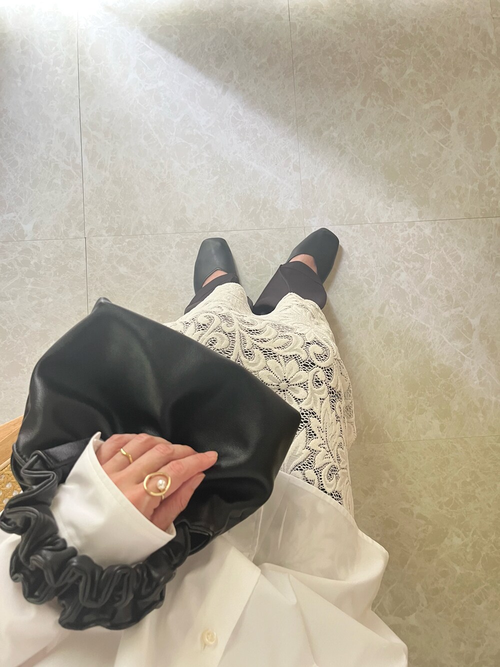 ホワイト系のシャツ/ブラウス、ホワイト系のその他パンツ、その他のその他を着用したレディースの夏コーディネートの3枚目の写真