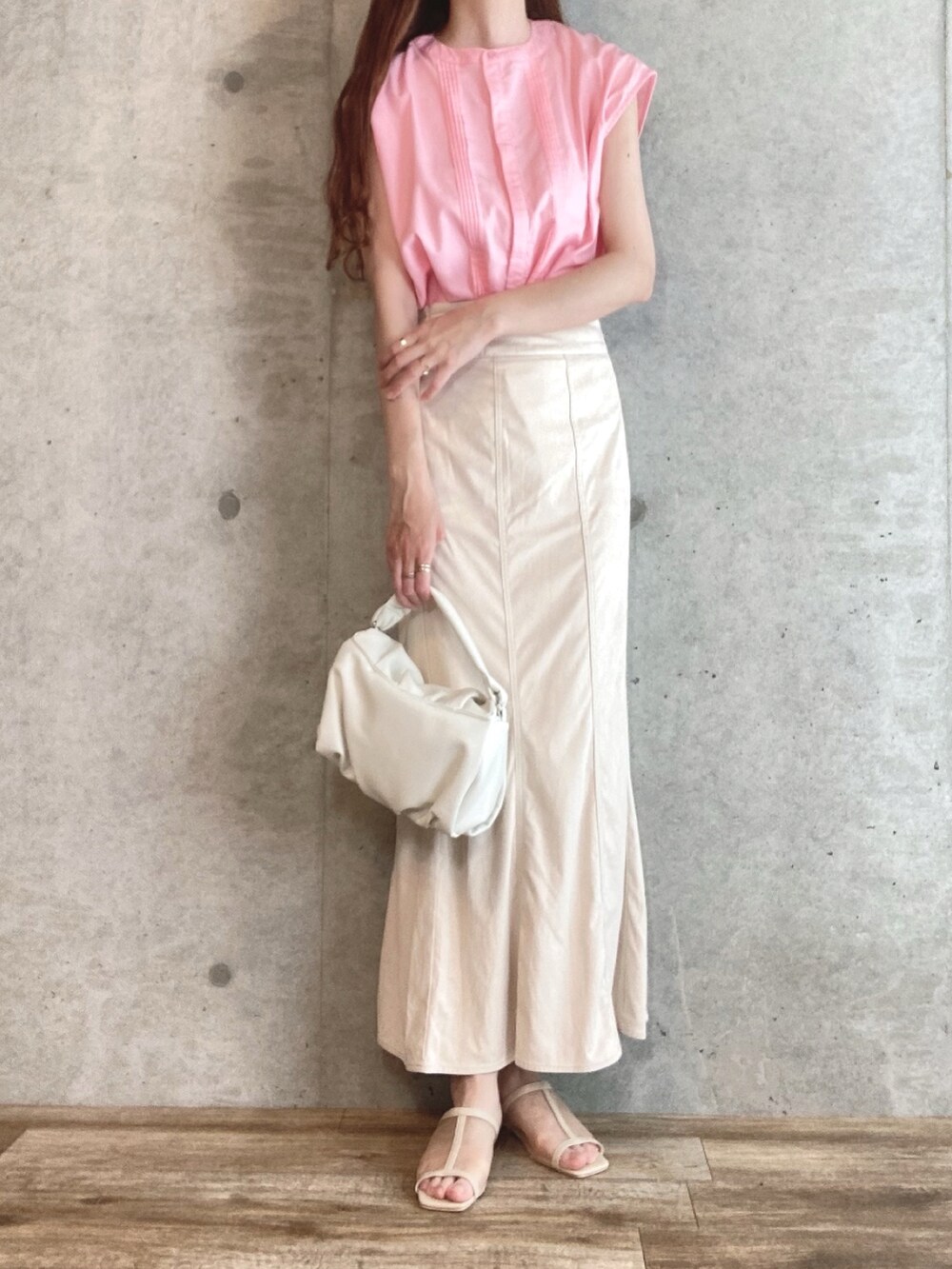 ピンク系のシャツ/ブラウス、ホワイト系のスカート、ホワイト系のショルダーバッグを着用したレディースの夏コーディネートの3枚目の写真