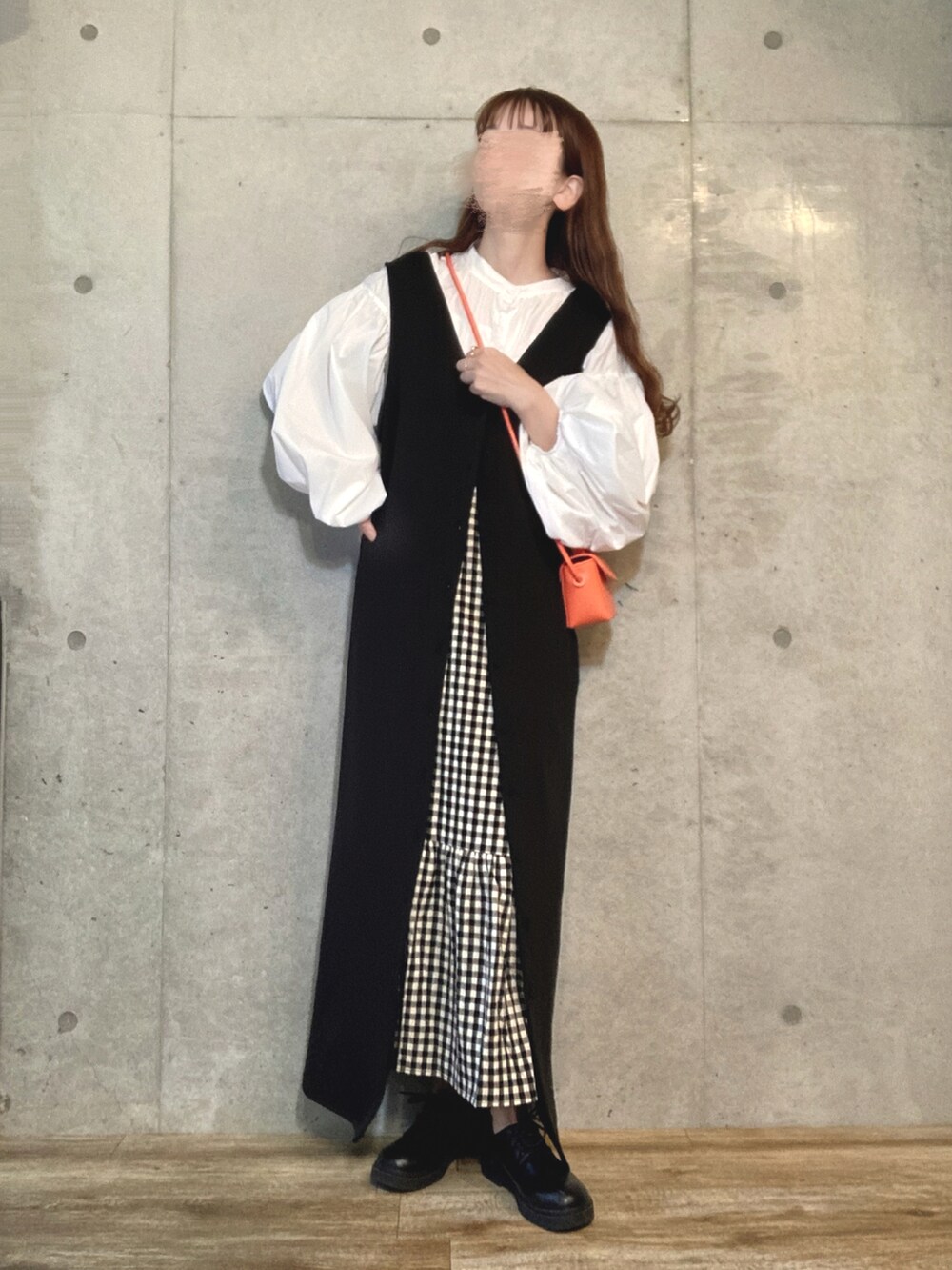 「tiptop、ギンガムチェック、マーメイドワンピース、ootd、ゆるコーデ、ワンピース、モノトーンコーデ、きれいめカジュアル、ロングワンピース、高身長女子、高身長コーデ」｜「toucher du briseの【yumi. コラボ】パフスリーブブラウス（シャツ/ブラウス、ホワイト系）」を使った、エリーさん（レディース・163cm）の夏コーディネートの2枚目の写真