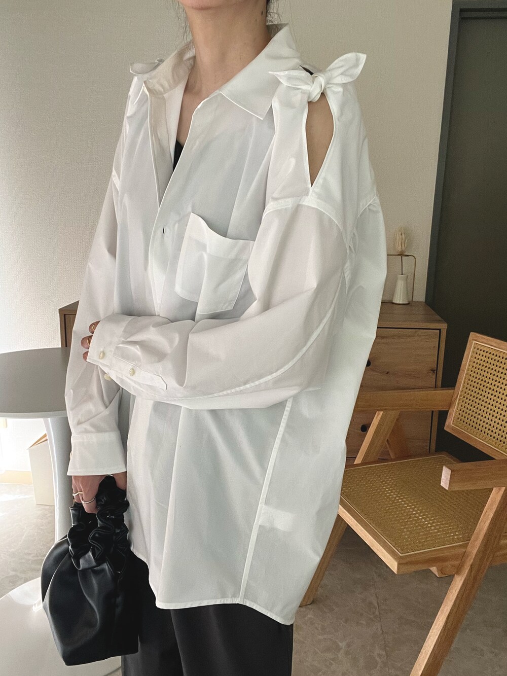 ホワイト系のシャツ/ブラウスを着用したレディースの夏コーディネートの3枚目の写真