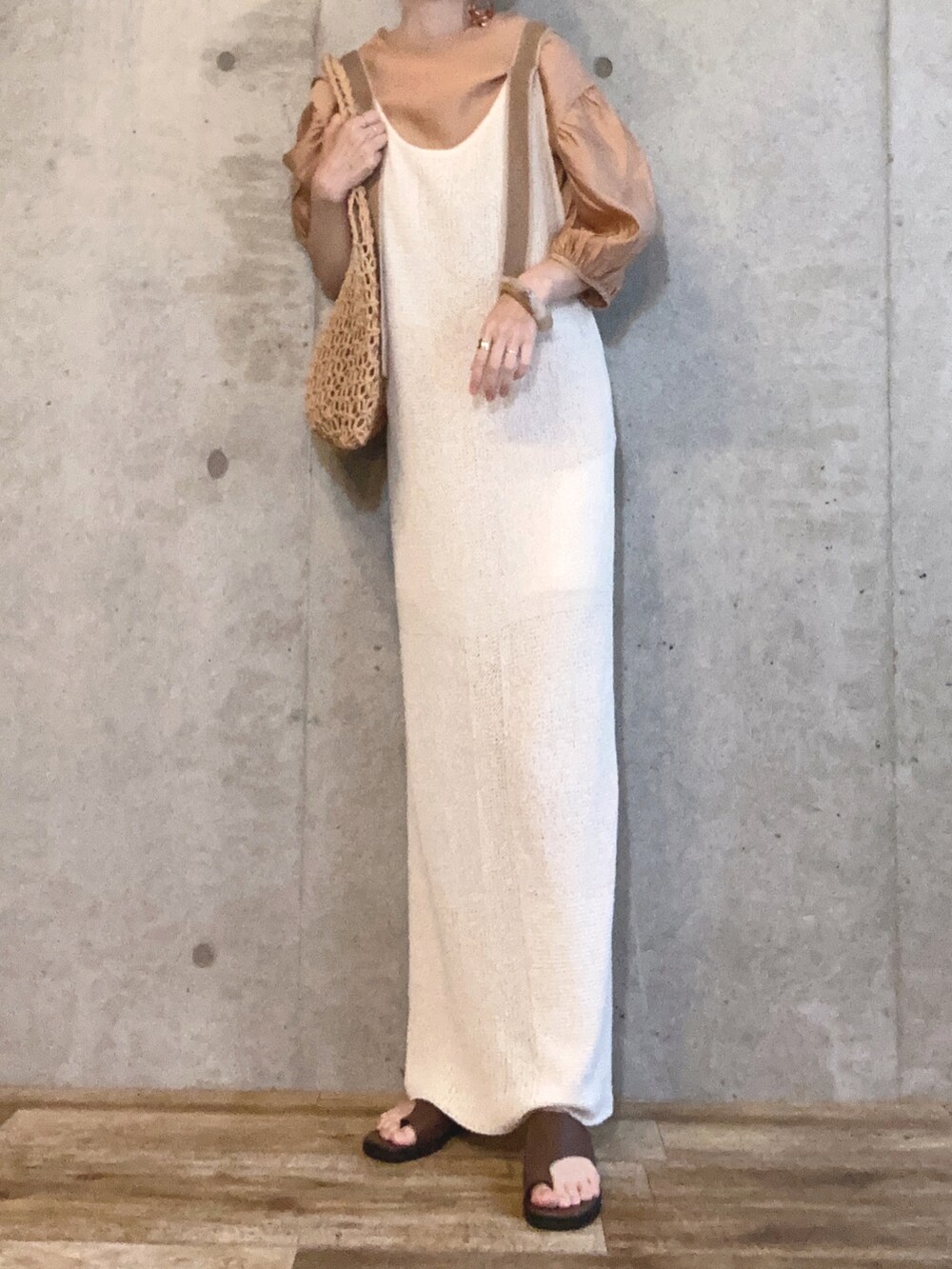 オレンジ系のシャツ/ブラウス、ホワイト系のワンピース、ブラウン系のかごバッグを着用したレディースの夏コーディネートの3枚目の写真