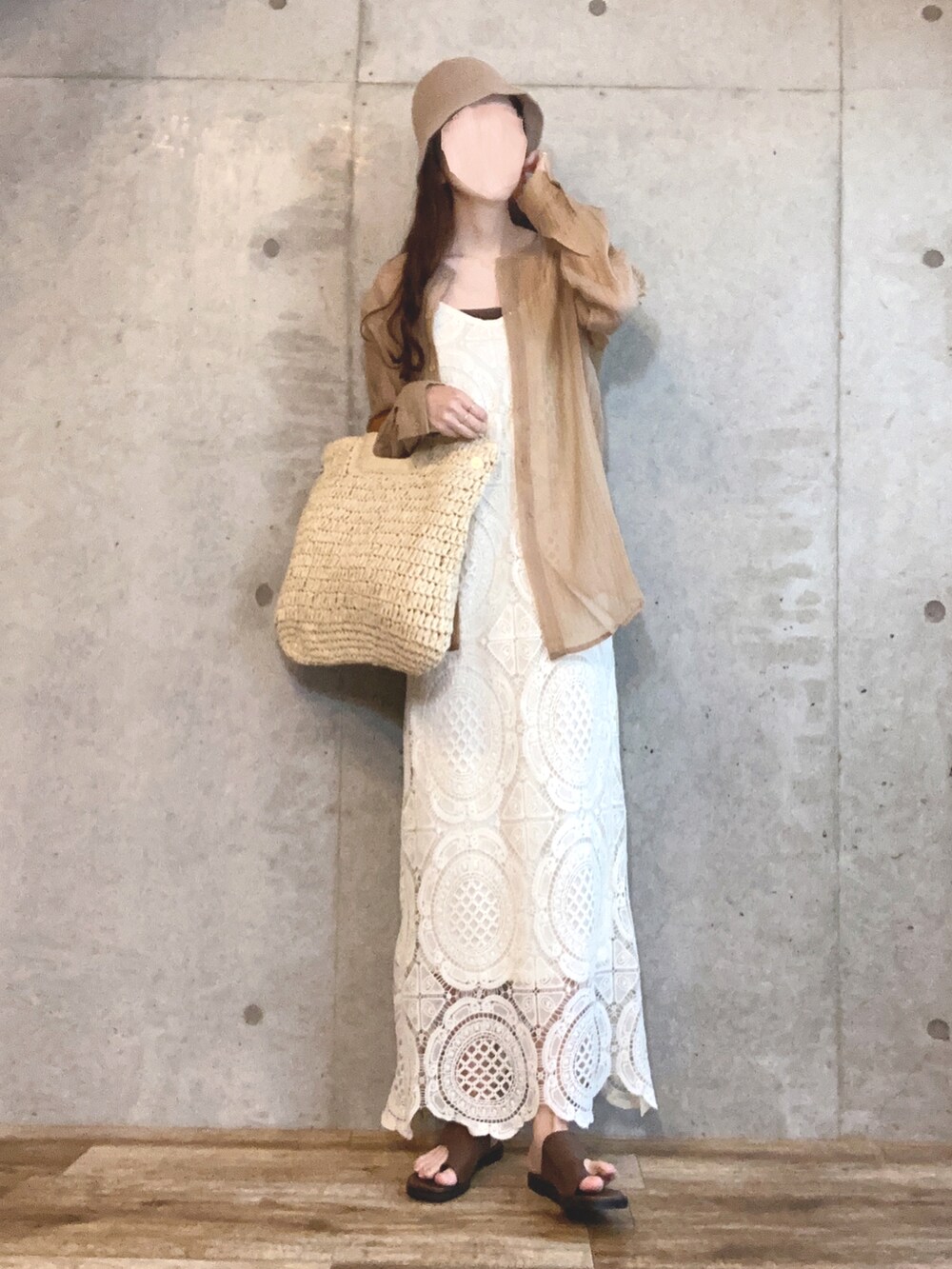 ブラウン系のシャツ/ブラウス、ホワイト系のワンピース、ベージュ系のかごバッグを着用したレディースの春コーディネートの2枚目の写真