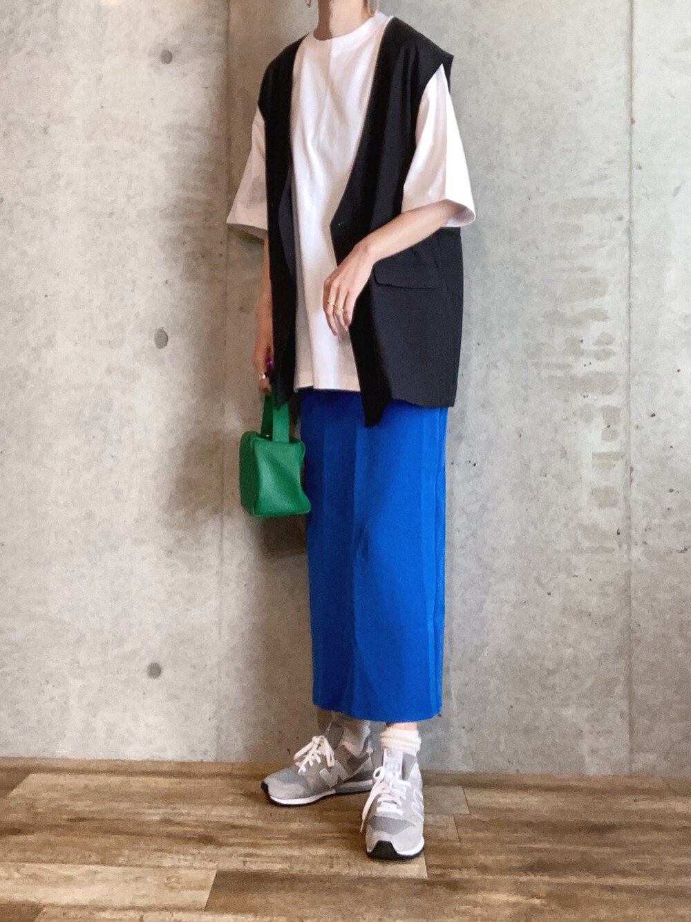 ホワイト系のTシャツ/カットソー、ブラック系のセットアップ、ブルー系のスカートを着用したレディースの春コーディネートの3枚目の写真