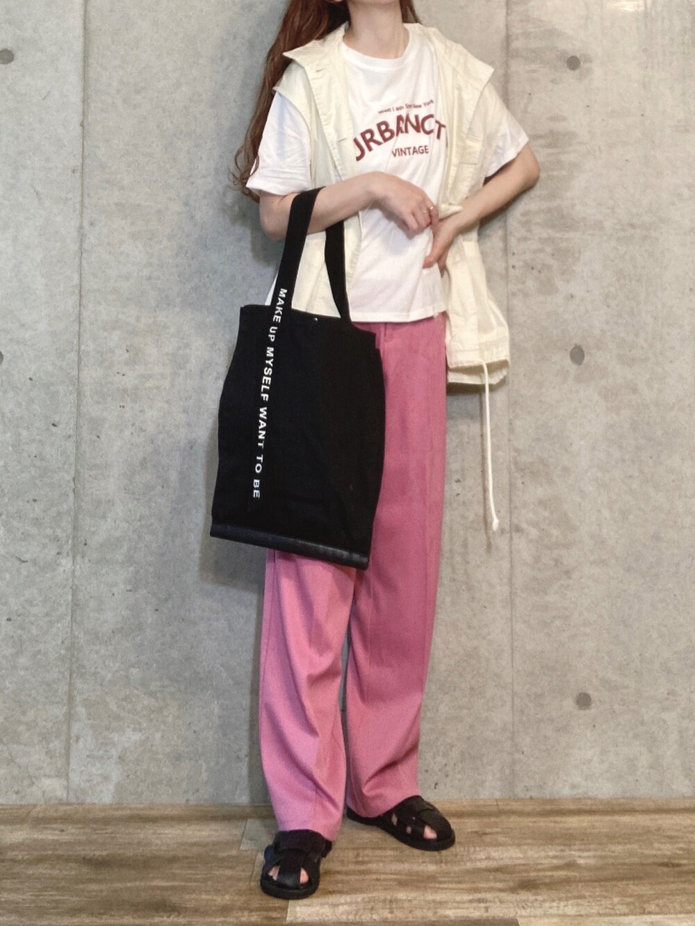 ホワイト系のベスト、ホワイト系のTシャツ/カットソー、ブラック系のトートバッグを着用したレディースの夏コーディネートの2枚目の写真