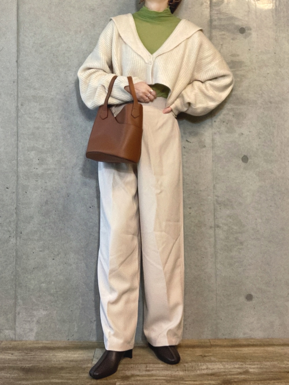 ホワイト系のカーディガン/ボレロ、グリーン系のTシャツ/カットソー、ブラウン系のショルダーバッグを着用したレディースの春コーディネートの2枚目の写真