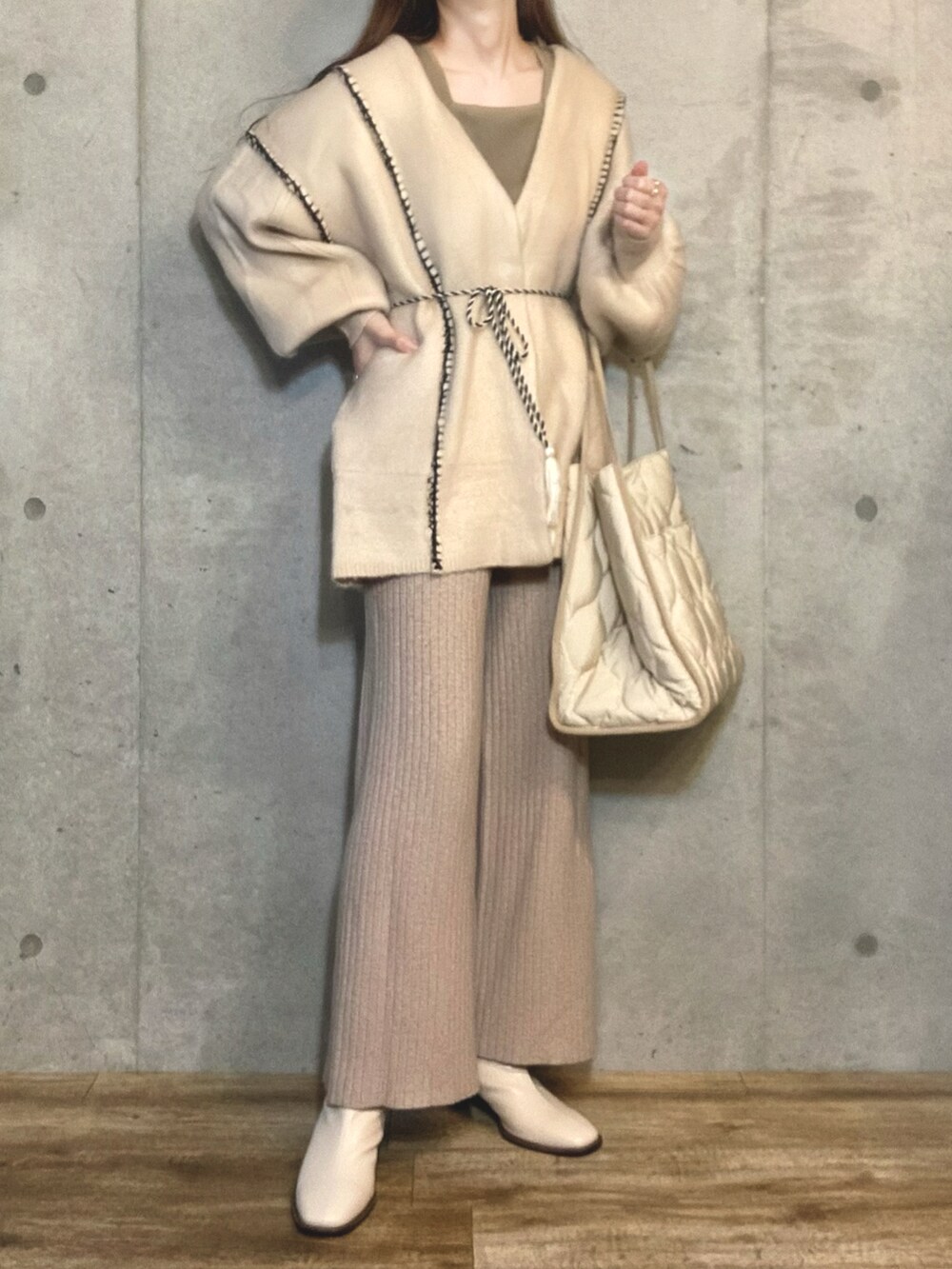 ホワイト系のカーディガン/ボレロ、ホワイト系のトートバッグ、ベージュ系のその他パンツを着用したレディースの冬コーディネートの2枚目の写真