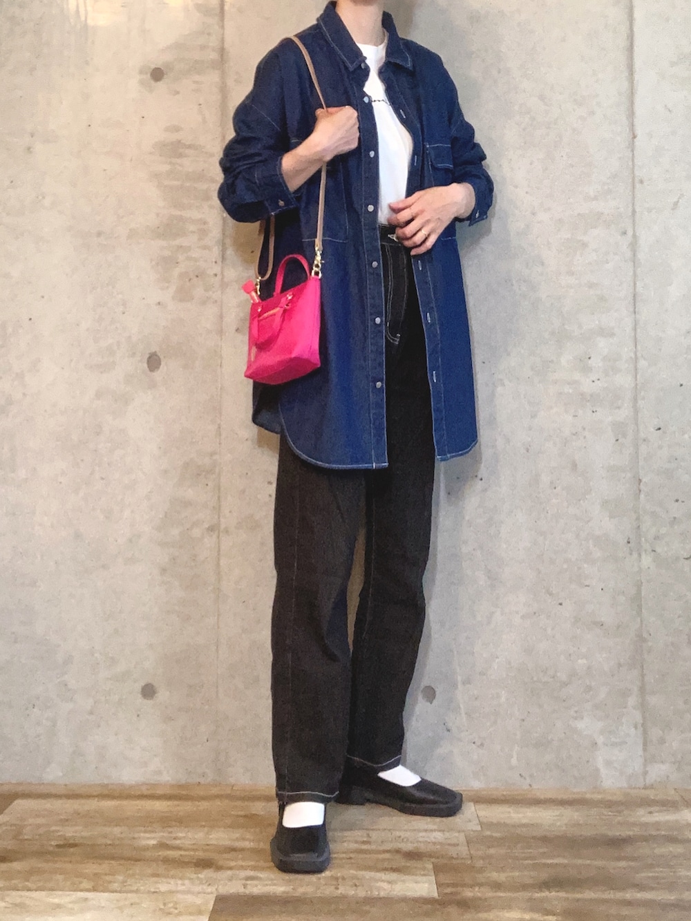 ブルー系のシャツ/ブラウス、ホワイト系のTシャツ/カットソー、ピンク系のショルダーバッグを着用したレディースの夏コーディネートの2枚目の写真