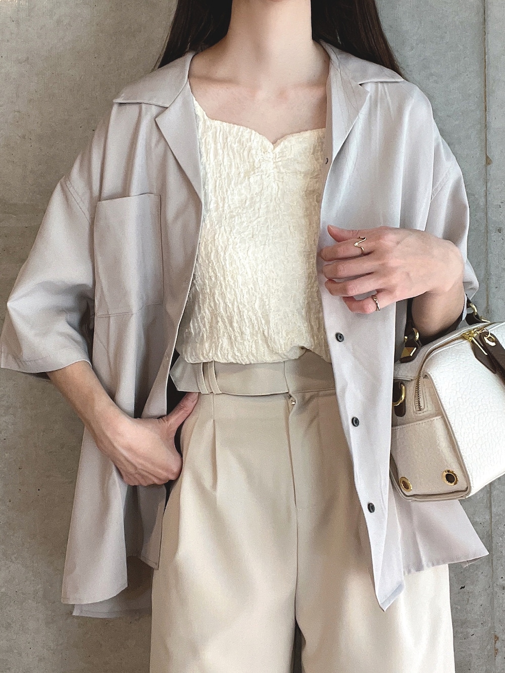 ベージュ系のシャツ/ブラウス、ホワイト系のその他パンツ、ベージュ系のボストンバッグを着用したレディースの春コーディネートの4枚目の写真