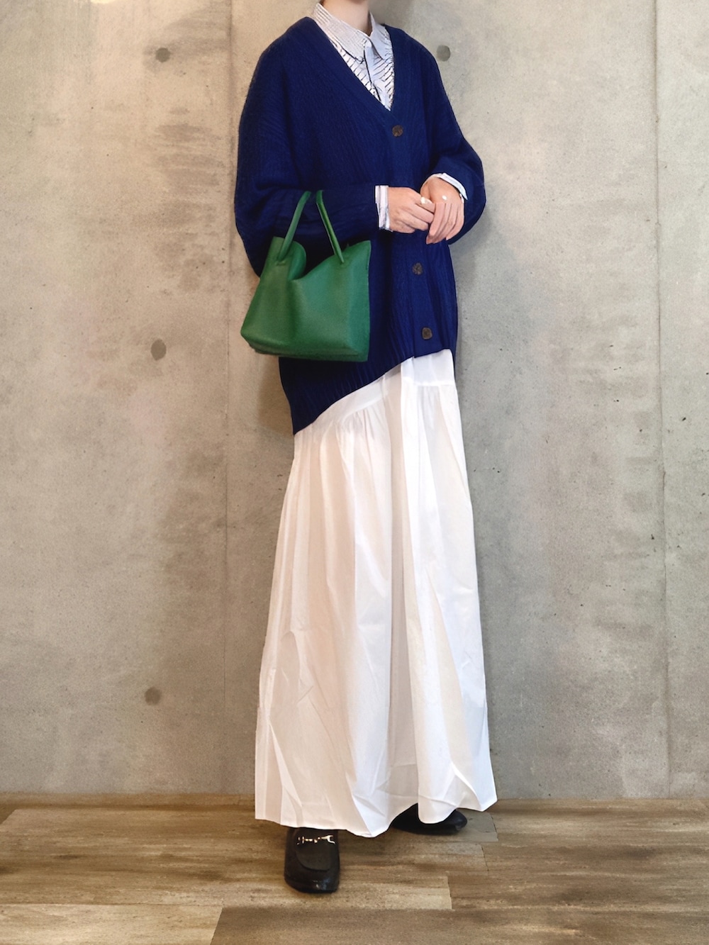 ブルー系のカーディガン/ボレロ、ブルー系のシャツ/ブラウス、ホワイト系のスカートを着用したレディースの秋コーディネートの3枚目の写真