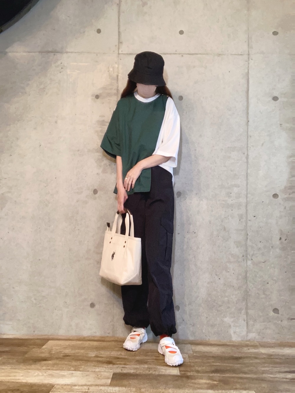 その他のTシャツ/カットソー、ホワイト系のトートバッグ、ブラック系のカーゴパンツを着用したレディースの夏コーディネートの3枚目の写真