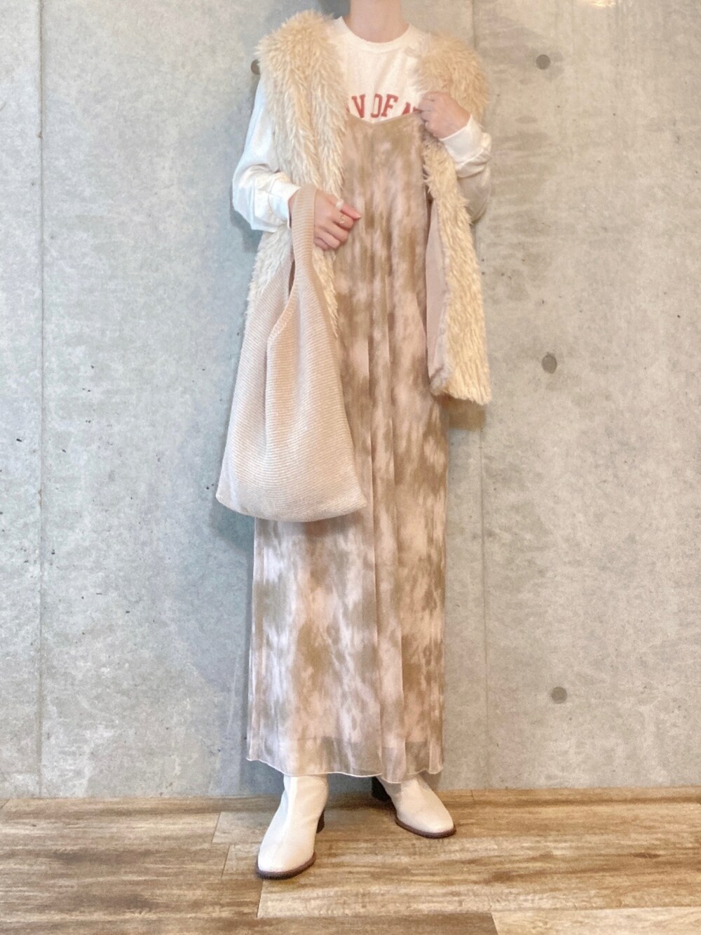 ベージュ系のTシャツ/カットソー、ホワイト系のベスト、ベージュ系のワンピースを着用したレディースの夏コーディネートの2枚目の写真