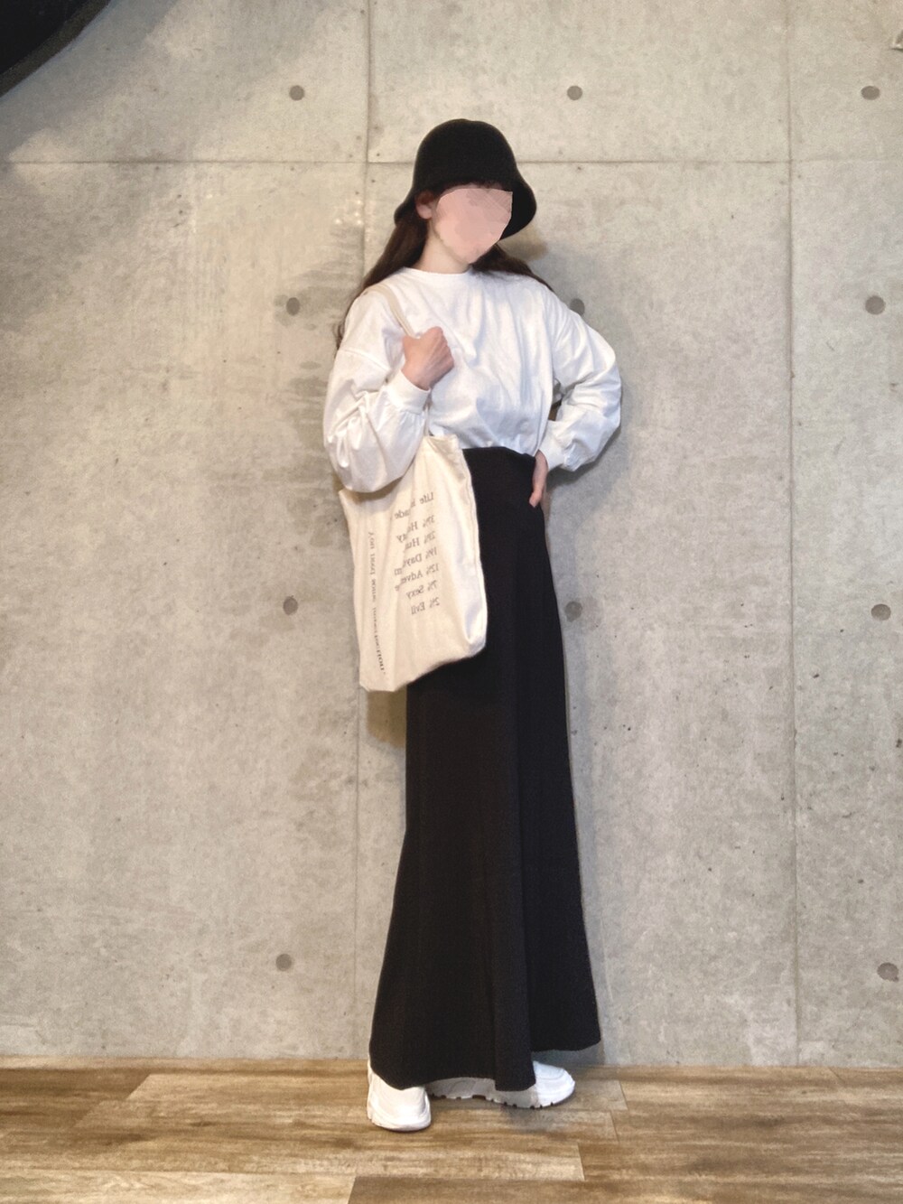 ホワイト系のTシャツ/カットソー、ブラック系のスカート、ホワイト系のトートバッグを着用したレディースの春コーディネートの3枚目の写真