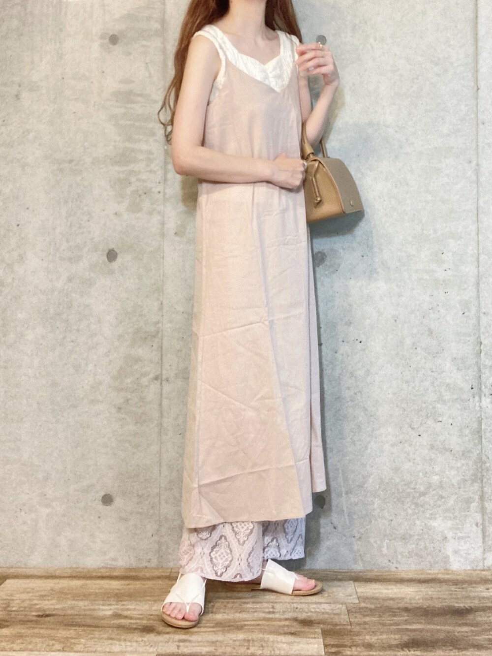 ホワイト系のシャツ/ブラウス、ベージュ系のワンピース、ベージュ系のショルダーバッグを着用したレディースの夏コーディネートの2枚目の写真